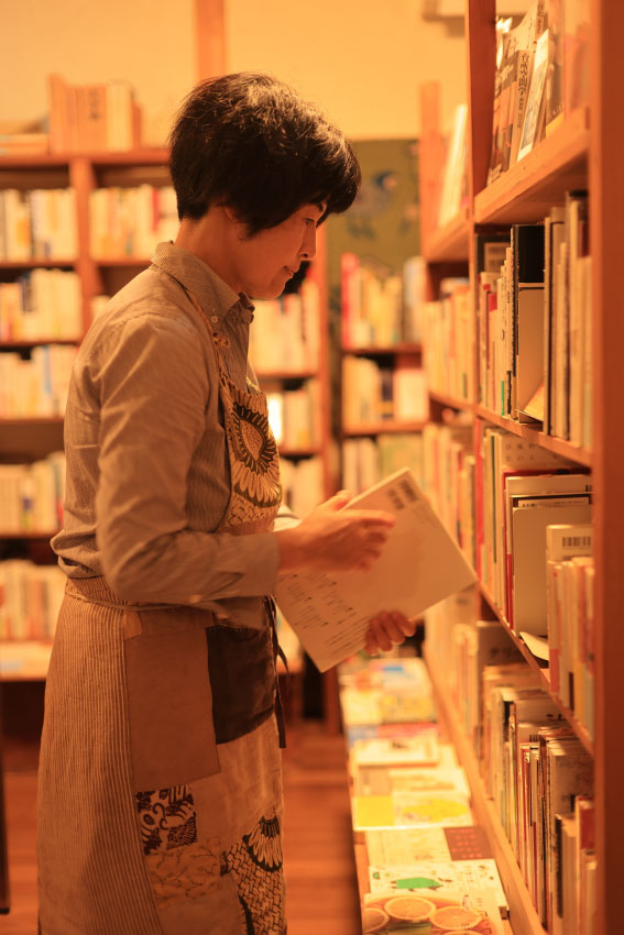 村上ちよ - 香北町中谷の山の上の本屋「うずまき舎」にて